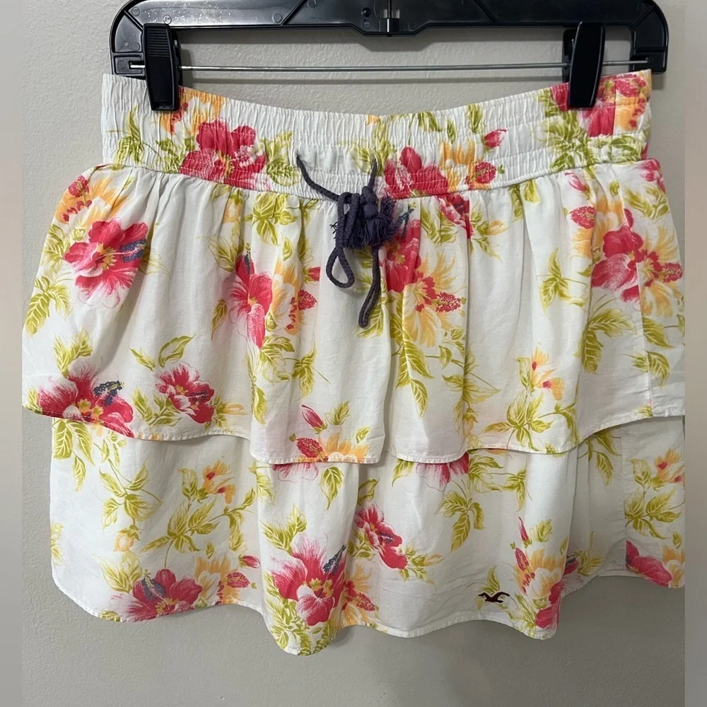 Hollister Floral Tiered Skirt Size L Elastic Waist Boho Cottagecore Mini Skirt